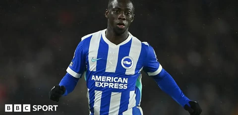 Jugador de Brighton corriendo en el campo de fútbol