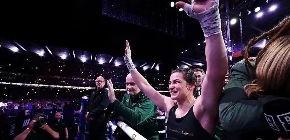 Boxeadora celebrando victoria en el ring