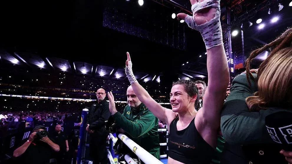 Boxeadora celebrando victoria en el ring