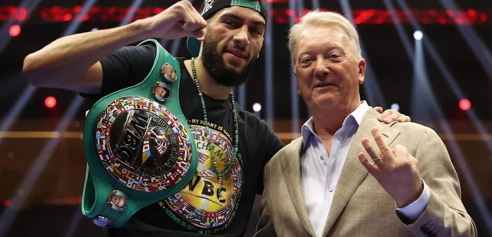 Boxeador con cinturón WBC y promotor en el ring