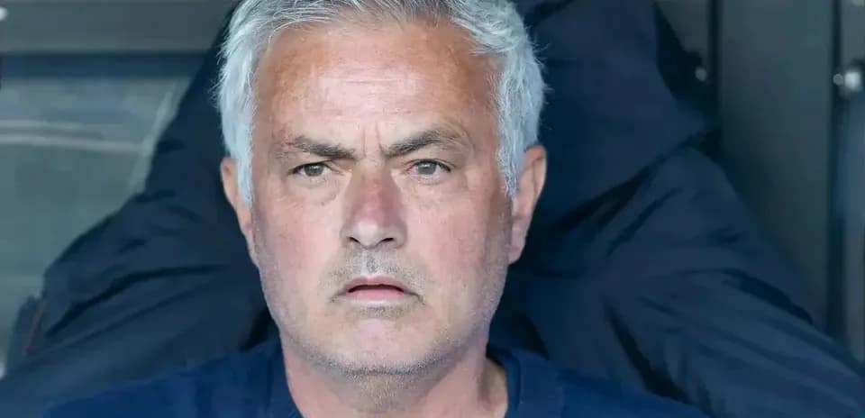 Entrenador observando el partido desde el banquillo