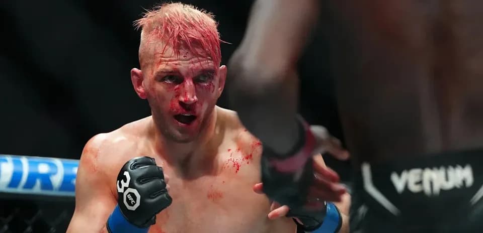 Peleador con sangre en el rostro en combate