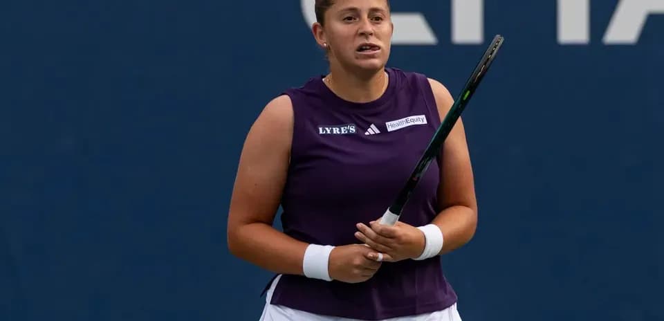 Jugadora de tenis sosteniendo una raqueta en la cancha