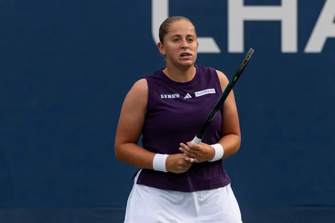 Jugadora de tenis sosteniendo una raqueta en la cancha
