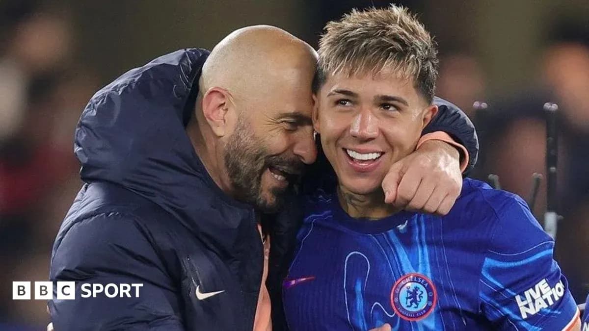Entrenador y jugador abrazándose tras el partido