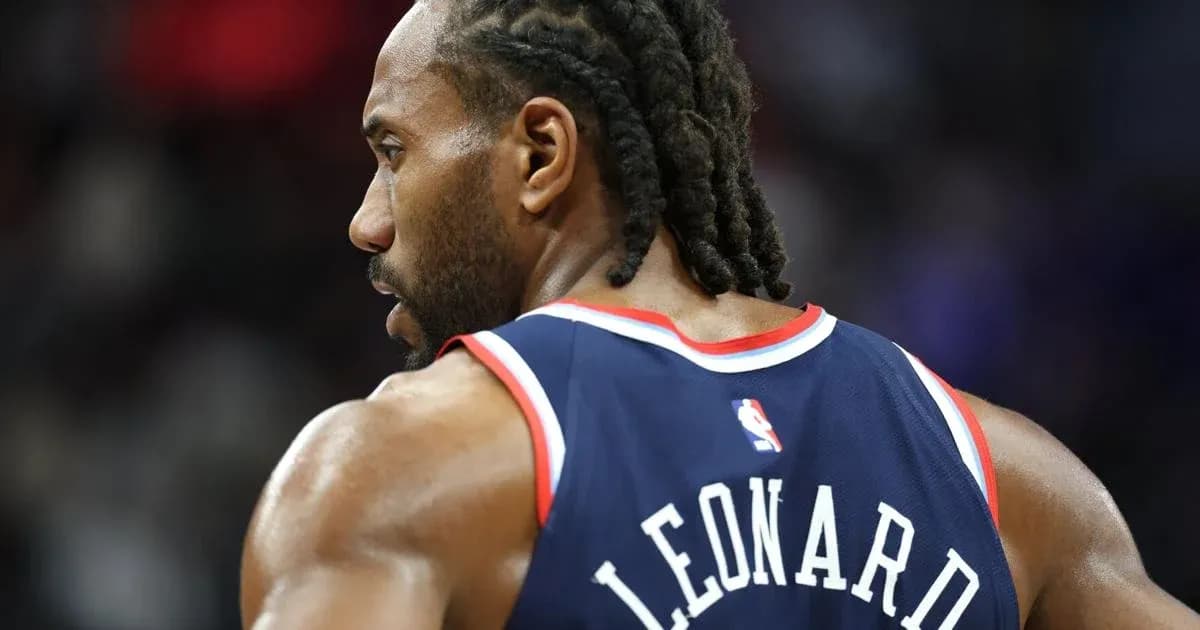 Jugador de baloncesto con camiseta de los Clippers