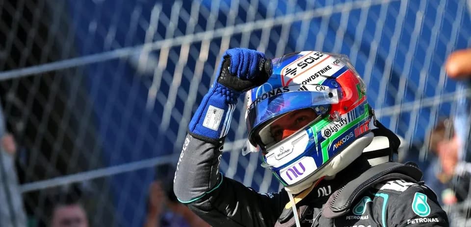 Piloto levantando el puño tras la carrera