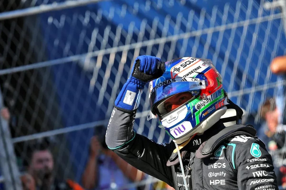 Piloto levantando el puño tras la carrera