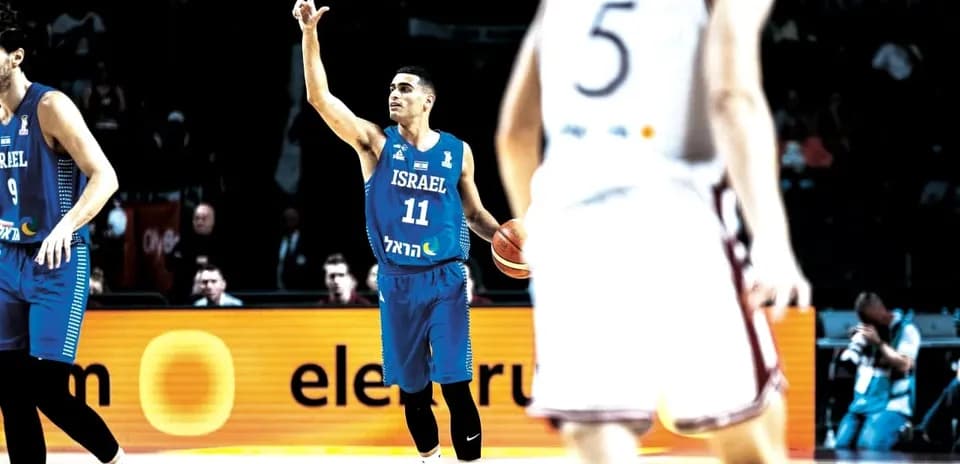 Jugador de baloncesto Israelí señalando durante partido