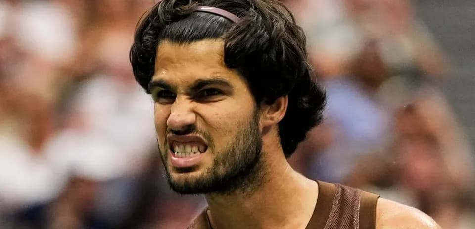Jugador de tenis celebrando con gesto de determinación