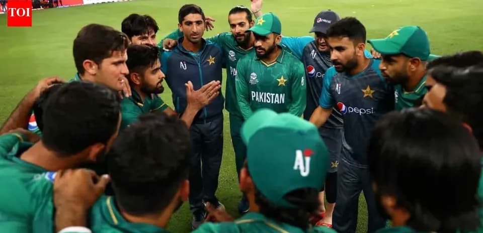 Jugadores de Pakistán en reunión estratégica en el campo