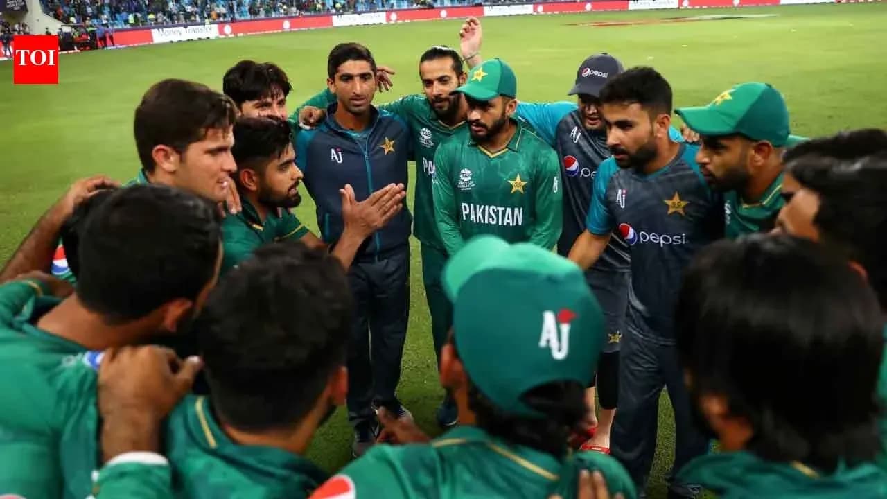 Jugadores de Pakistán en reunión estratégica en el campo