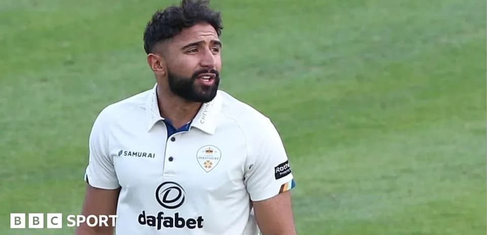 Jugador de críquet en uniforme durante el partido