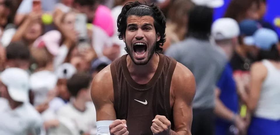 Jugador de tenis celebrando con los puños cerrados