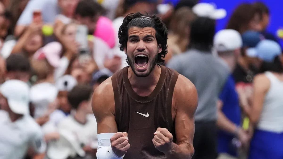 Jugador de tenis celebrando con los puños cerrados