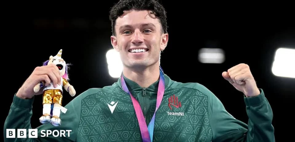 Atleta sosteniendo medalla y muñeco durante celebración