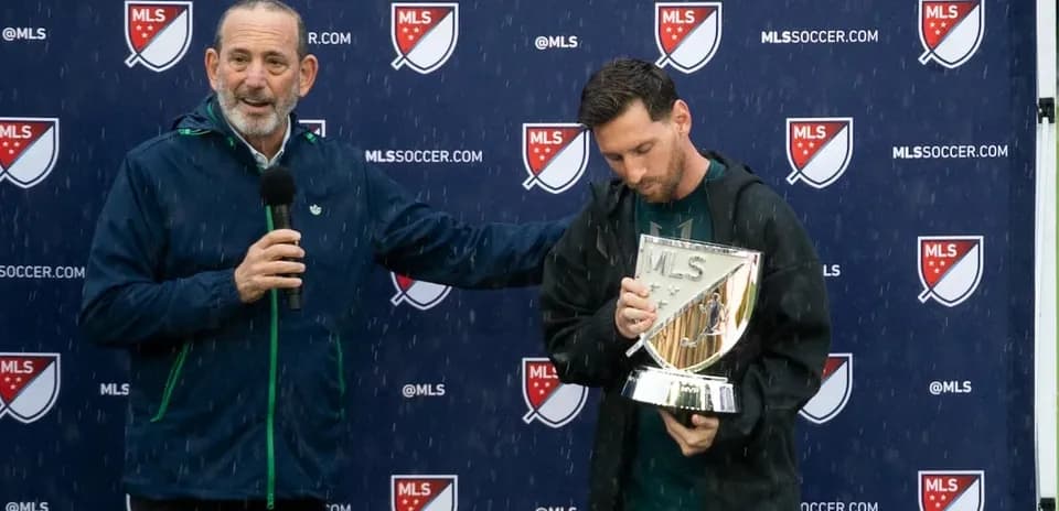 Lionel Messi recibiendo un trofeo en una ceremonia