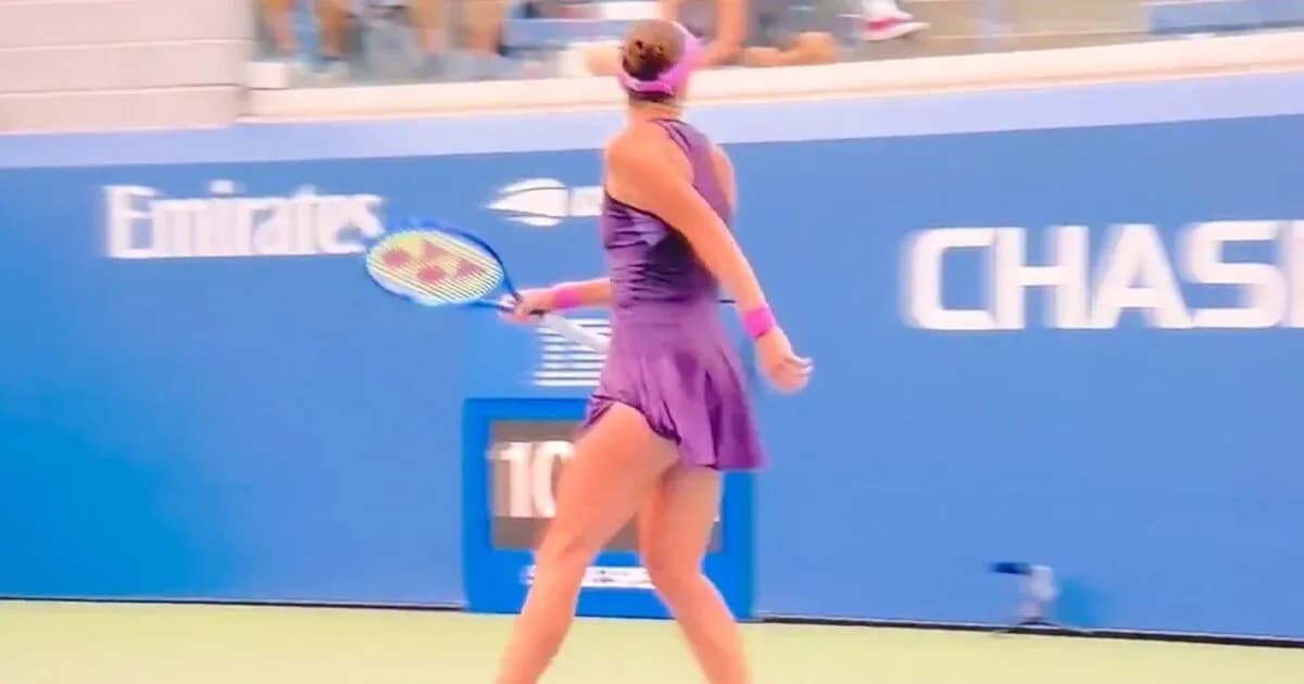 Jugadora de tenis preparando un golpe en la cancha