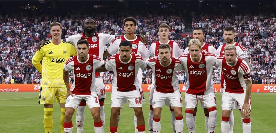 Equipo de Ajax posando antes del partido