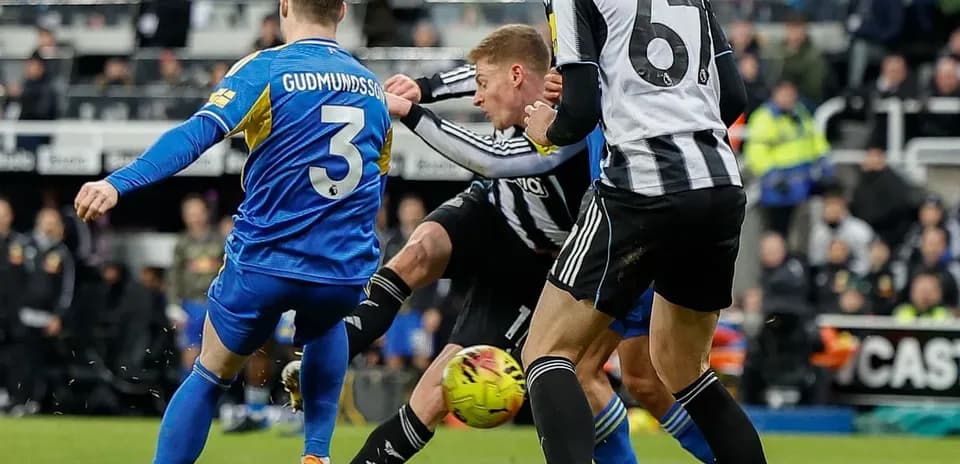 Jugadores de Leeds y Newcastle en acción