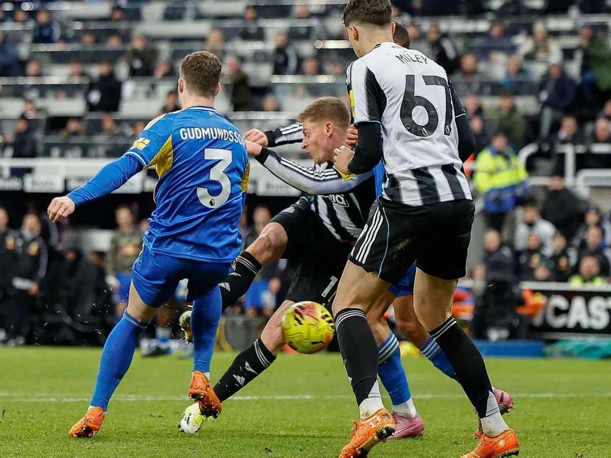 Jugadores de Leeds y Newcastle en acción