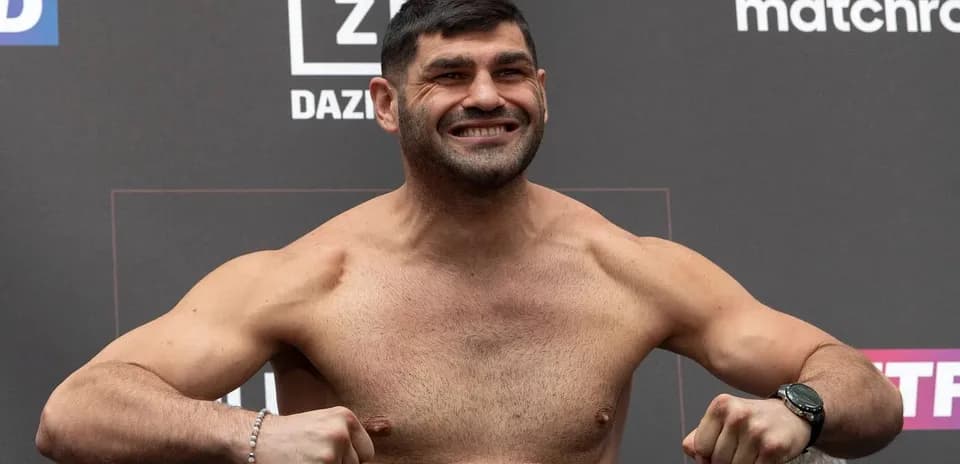 Boxeador posando en la ceremonia de pesaje
