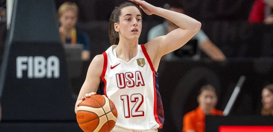 Jugadora de baloncesto de USA con balón en mano