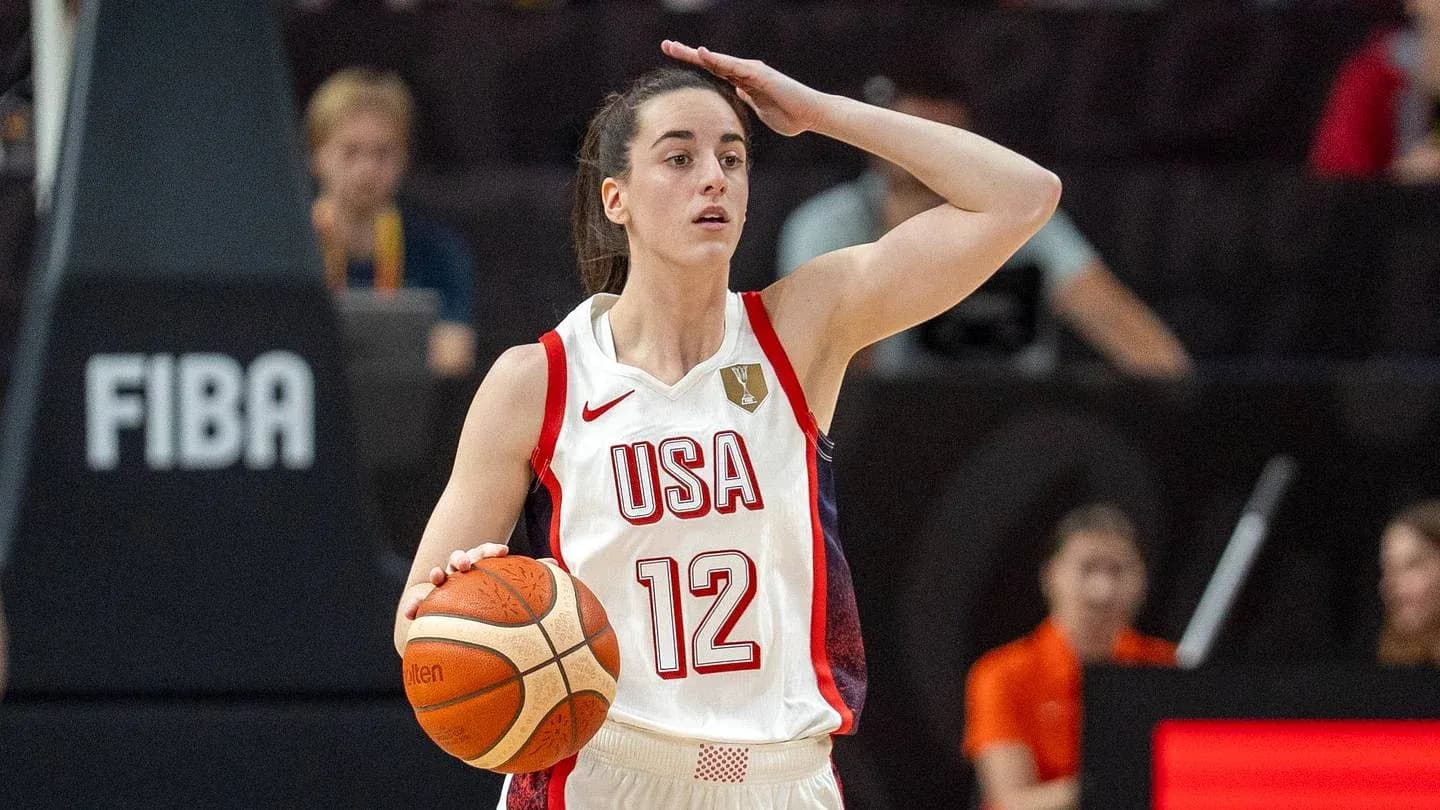 Jugadora de baloncesto de USA con balón en mano