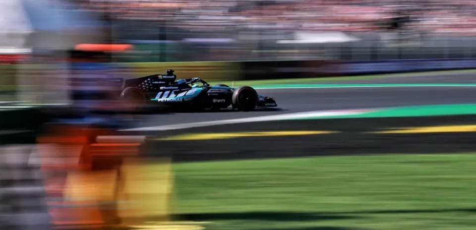 Coche de Fórmula 1 en alta velocidad en circuito