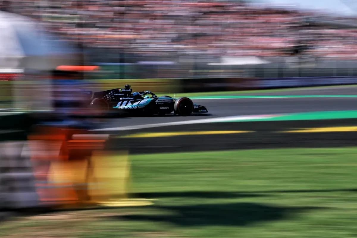 Coche de Fórmula 1 en alta velocidad en circuito