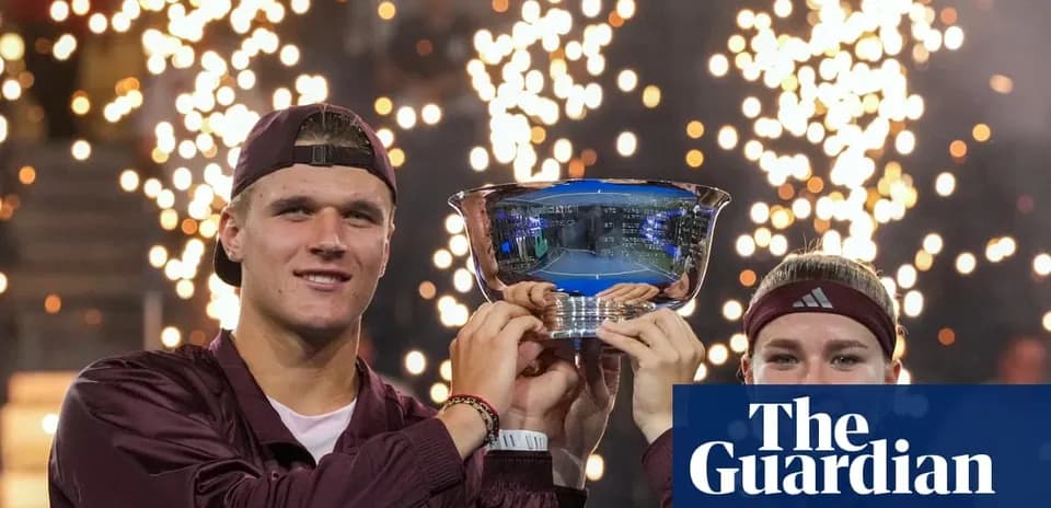 Jugadores sosteniendo el trofeo con fuegos artificiales de fondo
