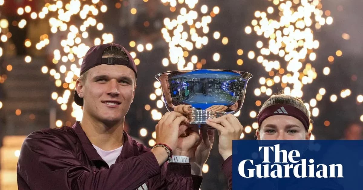 Jugadores sosteniendo el trofeo con fuegos artificiales de fondo