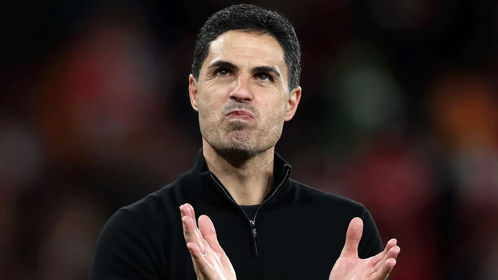 Entrenador aplaudiendo tras el partido