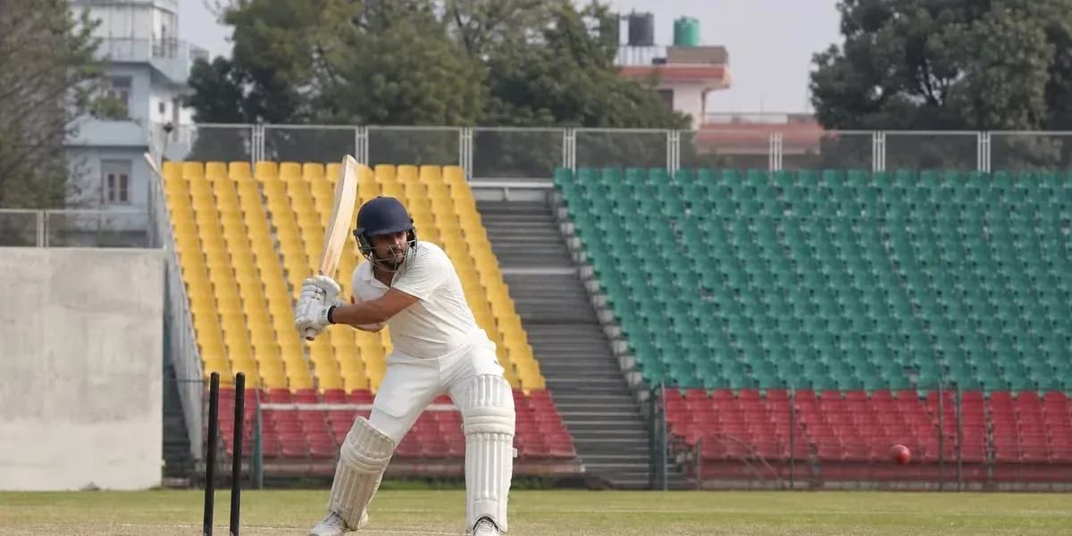 Jugador de cricket bateando en el campo de entrenamiento