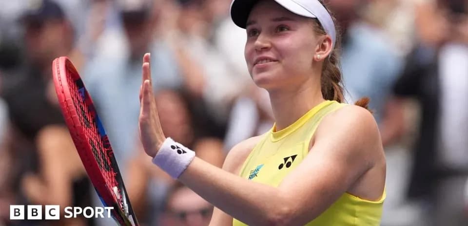 Jugadora de tenis saludando al público con raqueta