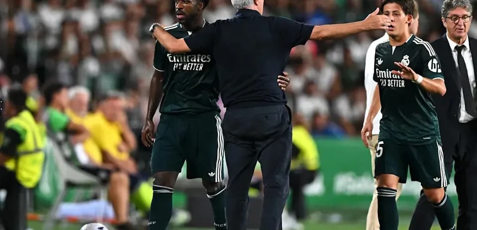 Entrenador instruyendo a jugadores durante partido