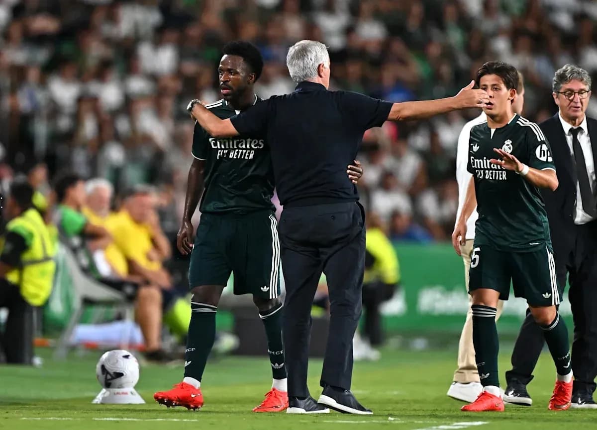 Entrenador instruyendo a jugadores durante partido