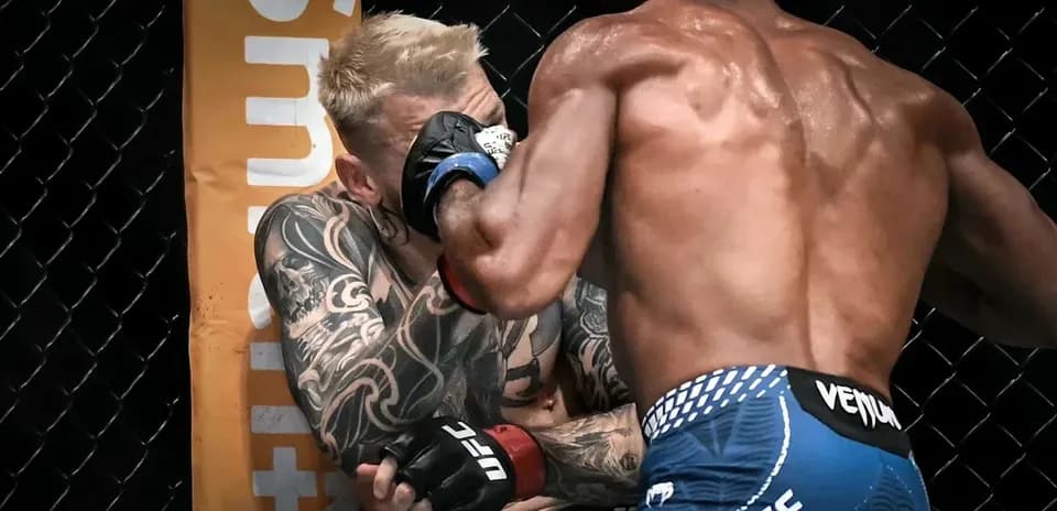 Luchadores en acción durante combate de MMA
