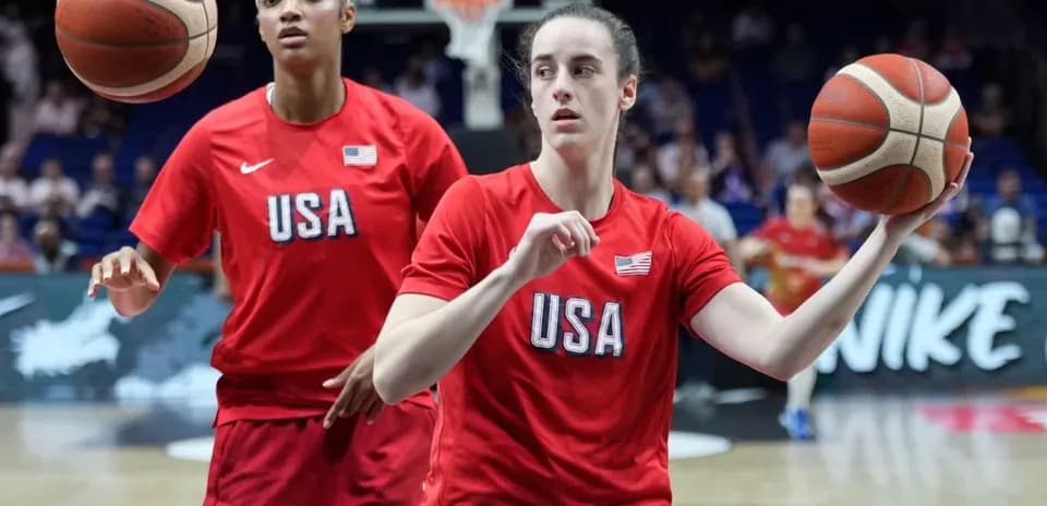 Jugadoras de baloncesto de USA calentando en la cancha