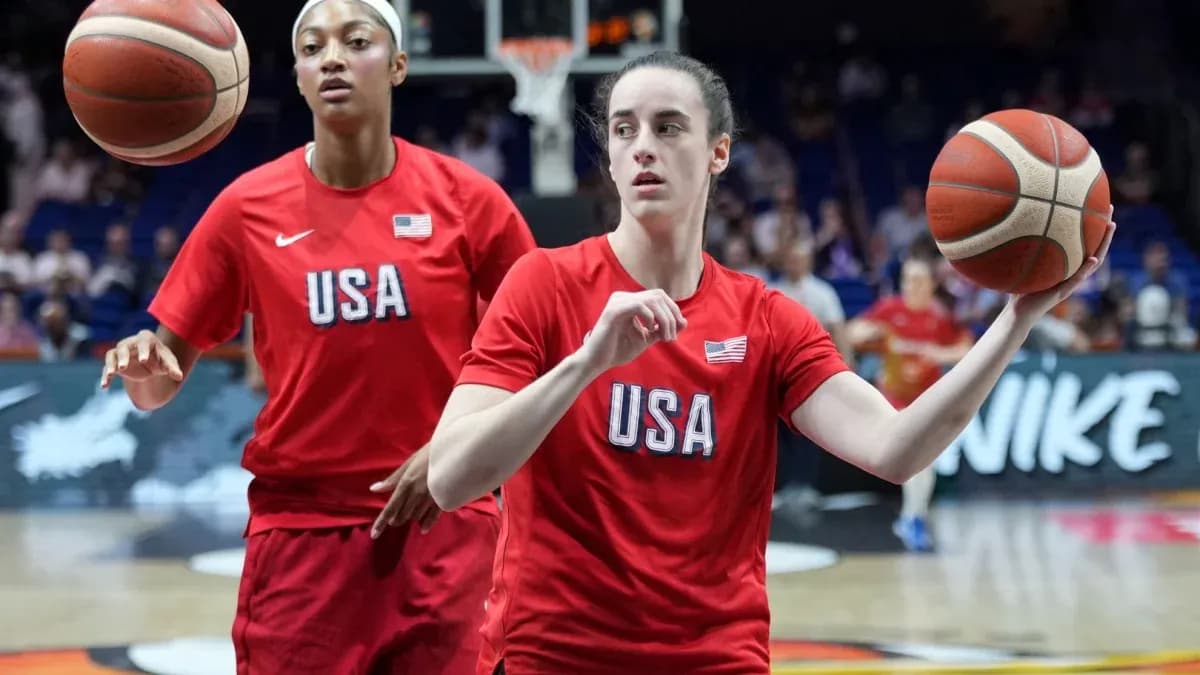 Jugadoras de baloncesto de USA calentando en la cancha