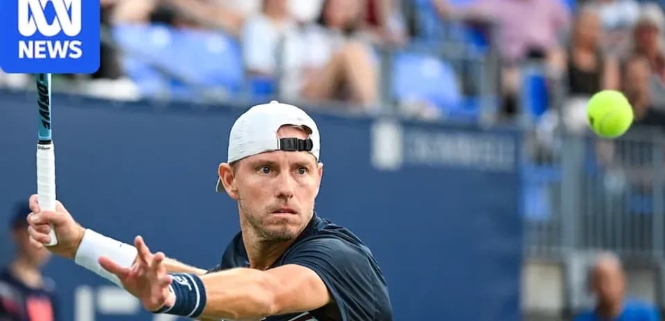 Jugador de tenis golpeando la pelota en partido