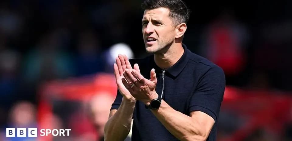 Entrenador aplaudiendo durante un partido