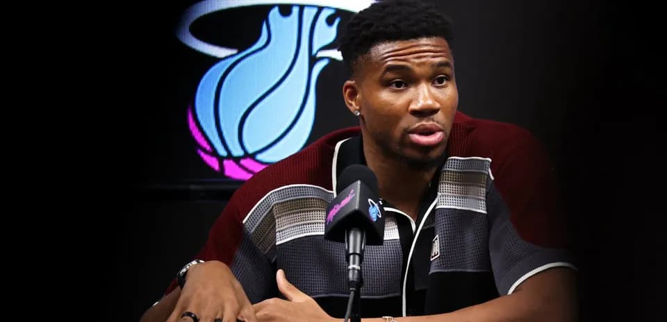 Jugador hablando en conferencia de prensa de NBA