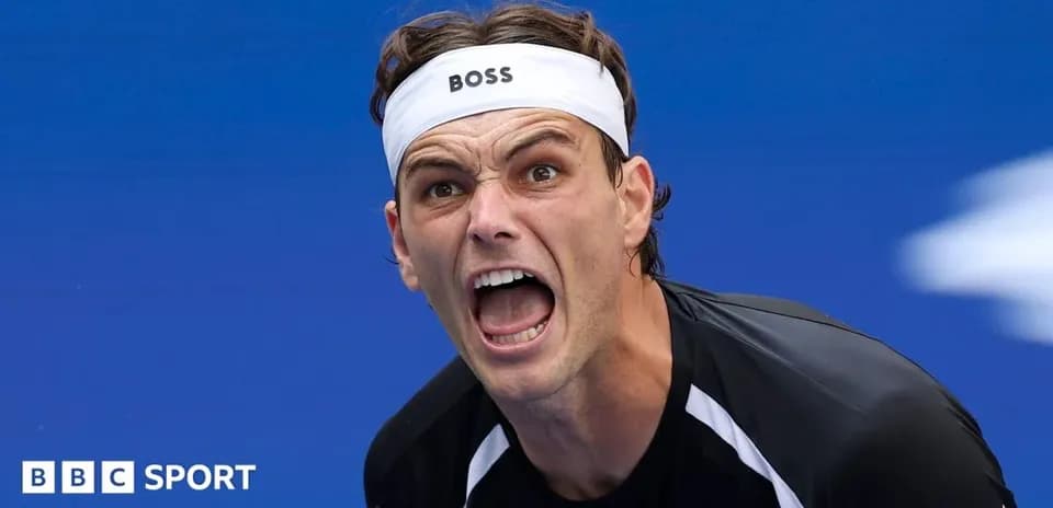 Jugador de tenis gritando durante un partido