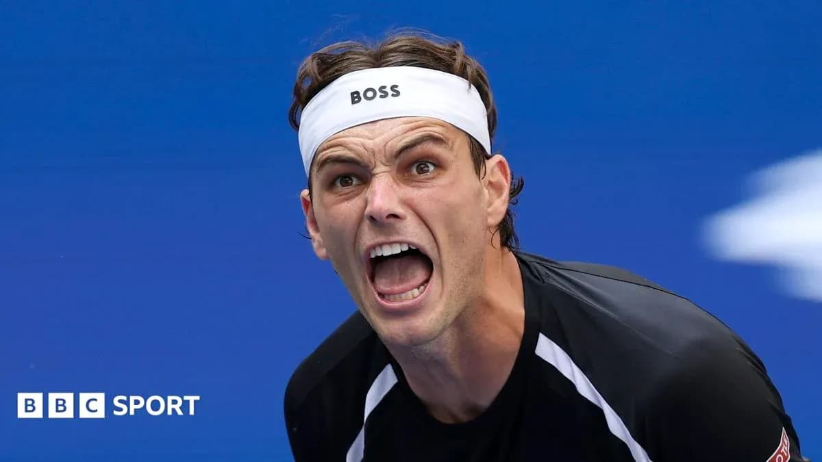 Jugador de tenis gritando durante un partido