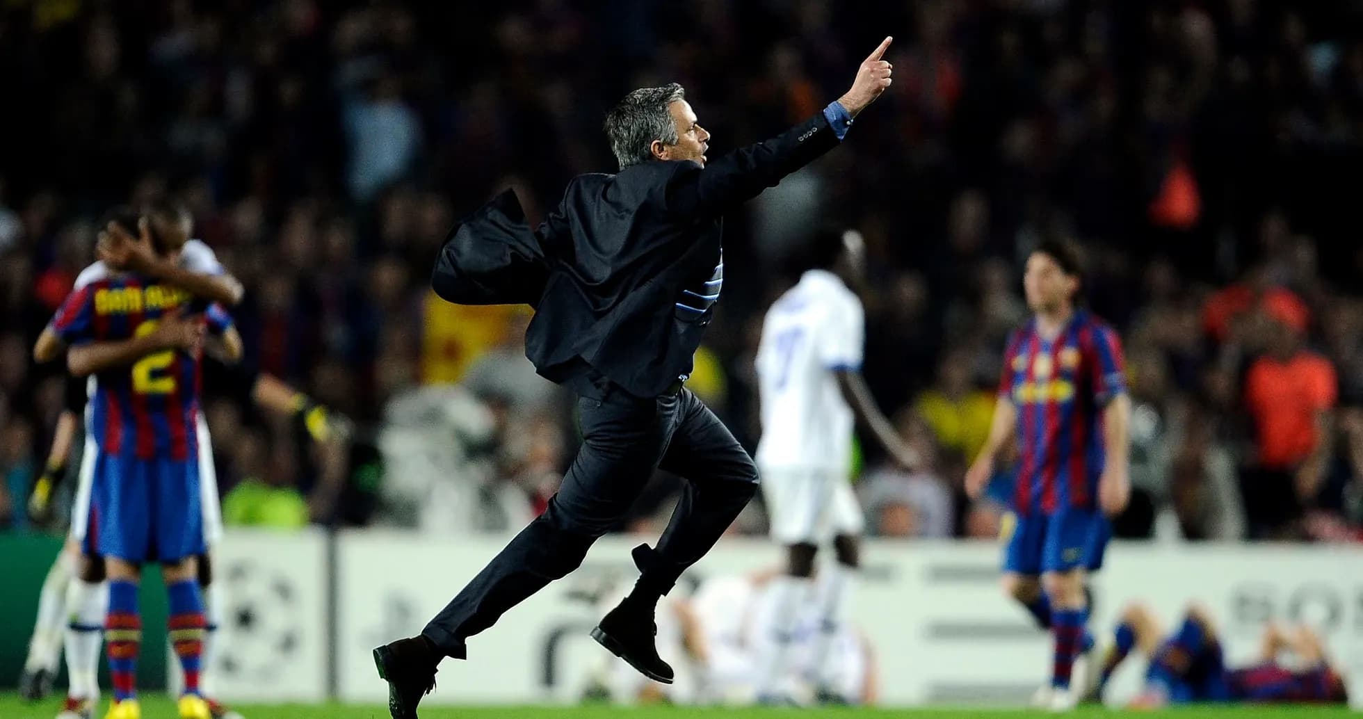 Entrenador corriendo tras la victoria en el partido