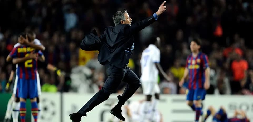 Entrenador corriendo tras la victoria en el partido