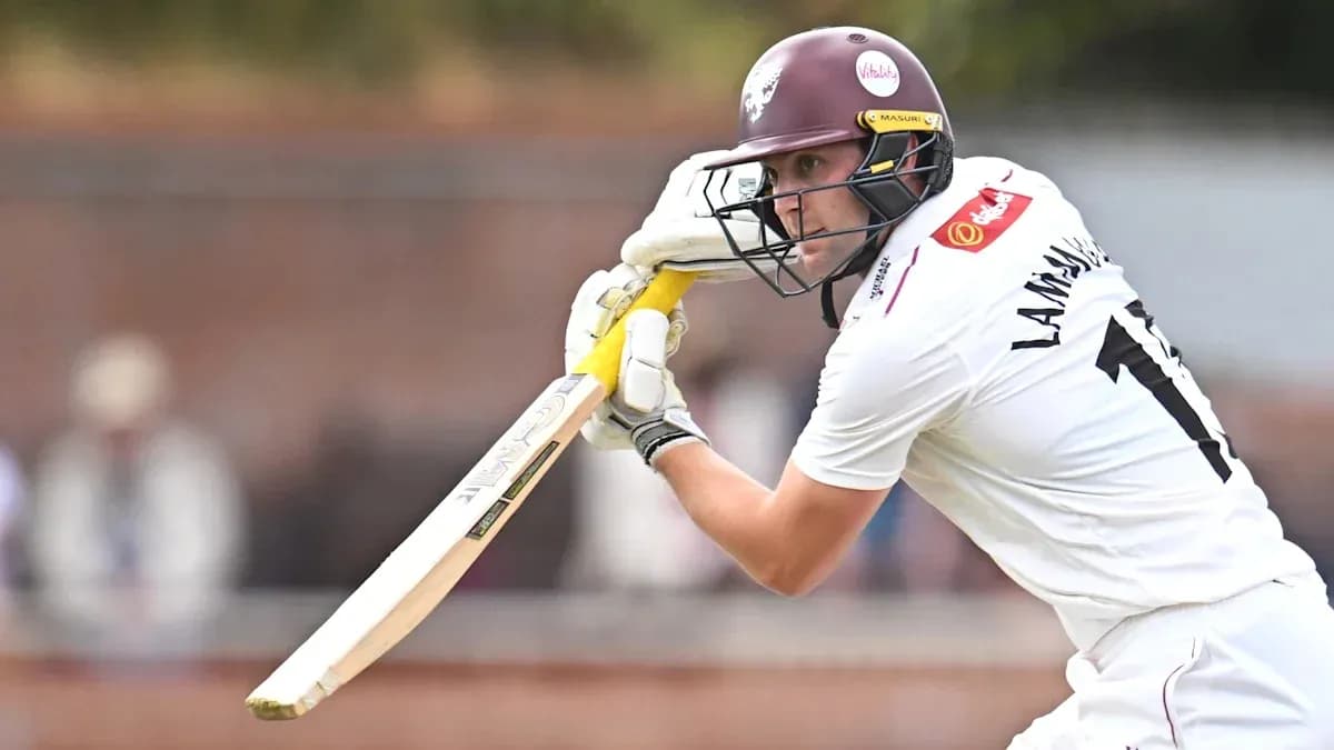 Jugador bateando durante un partido de cricket