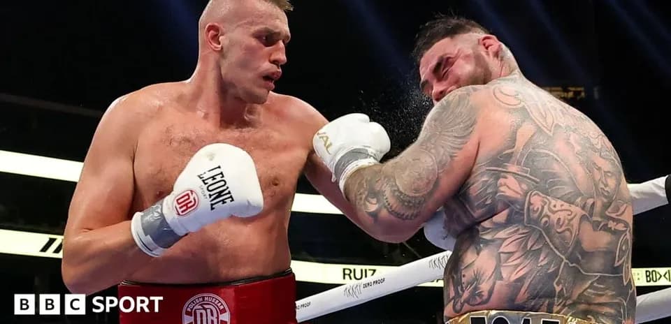 Boxeadores intercambiando golpes en el ring