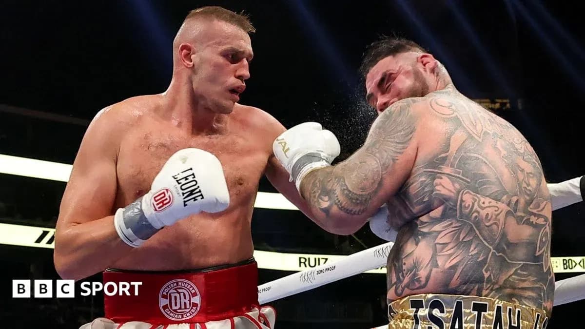 Boxeadores intercambiando golpes en el ring